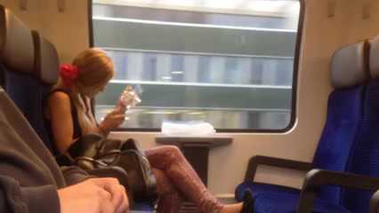 fille se fait doigter dans le train